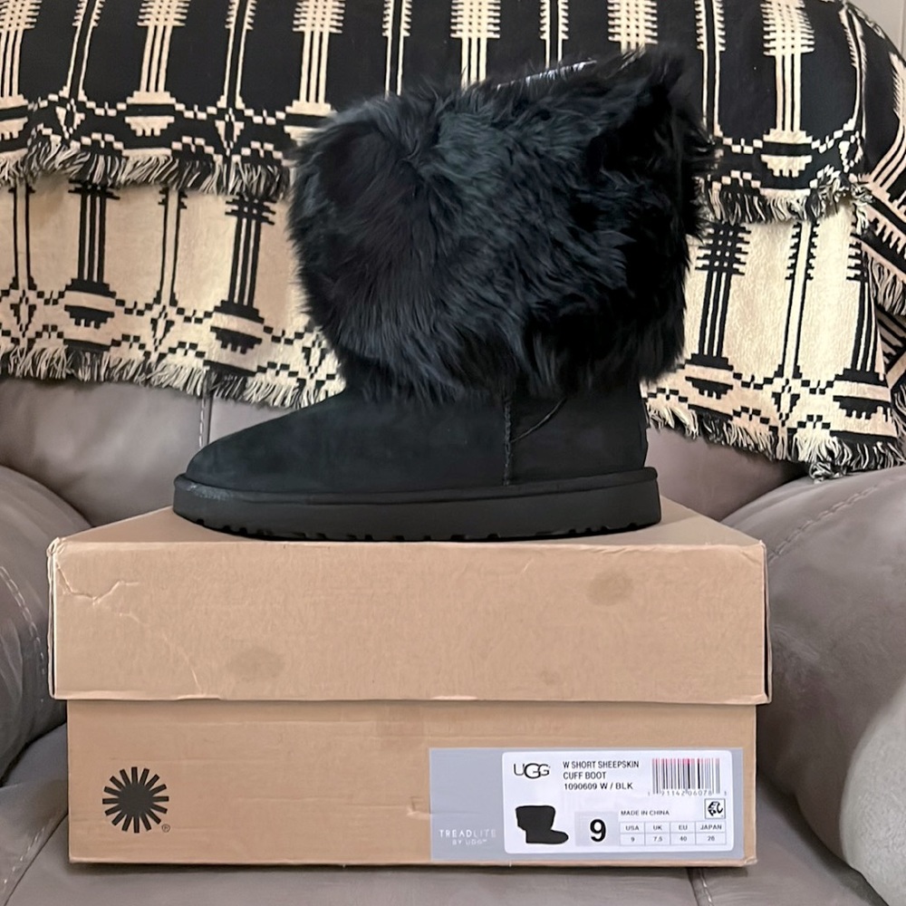 Ugg with Short Sheepskin Cuff Boot